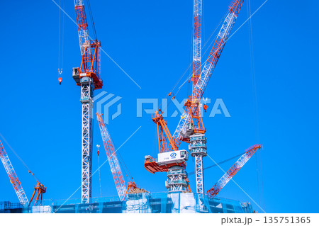 日本の東京都市景観新風景。TOKYO TORCH 大手町に巨大鉄骨構造体やクレーン群。常盤橋再開発 135751365