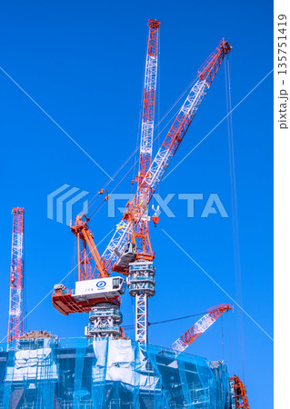 日本の東京都市景観新風景。驚愕TOKYO TORCH 大手町に巨大鉄骨構造体やクレーン群 135751419