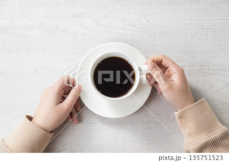 コーヒーカップを持つ女性の手 コーヒーカップを持つ女性の手 135751523