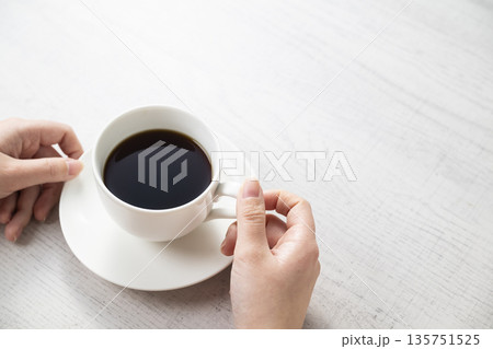 コーヒーカップを持つ女性の手 コーヒーカップを持つ女性の手 135751525