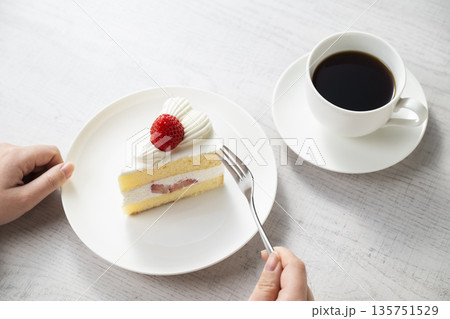 イチゴのショートケーキを食べる女性の手 135751529