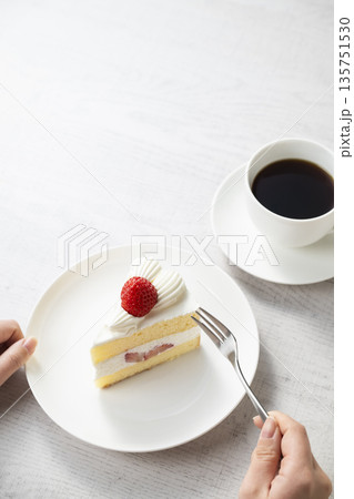 イチゴのショートケーキを食べる女性の手 135751530