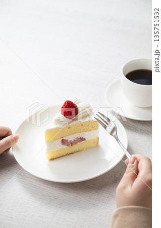 イチゴのショートケーキを食べる女性の手 135751532