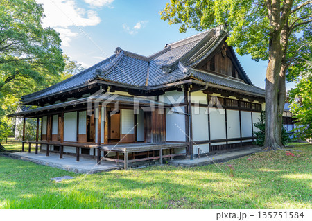 京都御苑　閑院宮邸跡収納展示館（公家の文化と京都御苑の歴史を紹介）四世襲親王家の一つ 135751584