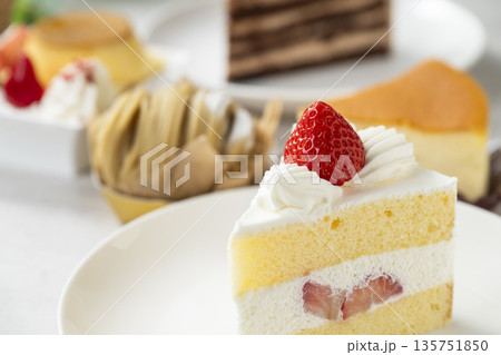 いろいろなショートケーキ 135751850