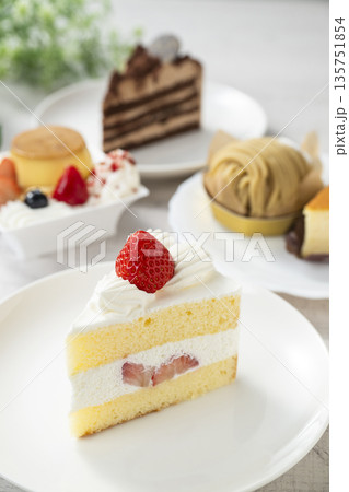 いろいろなショートケーキ いろいろなショートケーキ 135751854