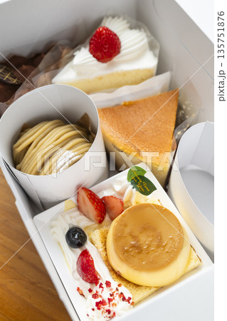 箱に入ったいろいろなショートケーキ 箱に入ったいろいろなショートケーキ 135751876