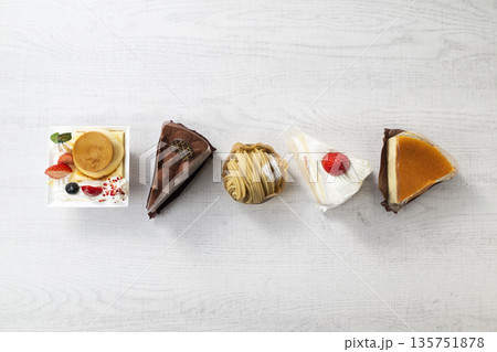 いろいろなショートケーキ 135751878