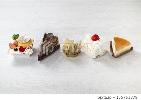 いろいろなショートケーキ いろいろなショートケーキ 135751879