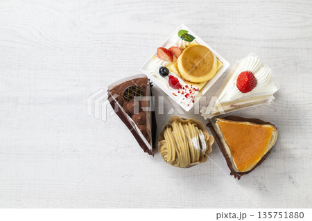 いろいろなショートケーキ いろいろなショートケーキ 135751880