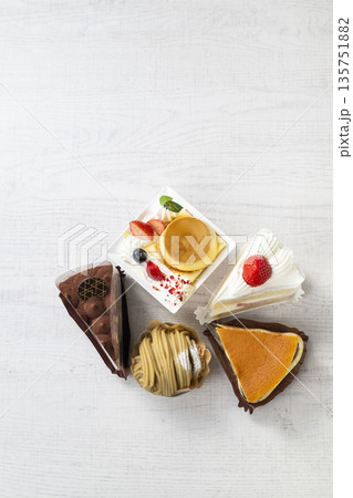 いろいろなショートケーキ いろいろなショートケーキ 135751882