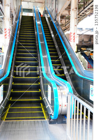 エスカレーター エスカレーター 135752198