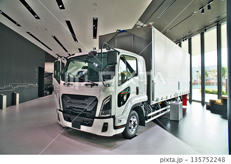 いすゞ自動車展示施設で公開されている中型トラック 135752248