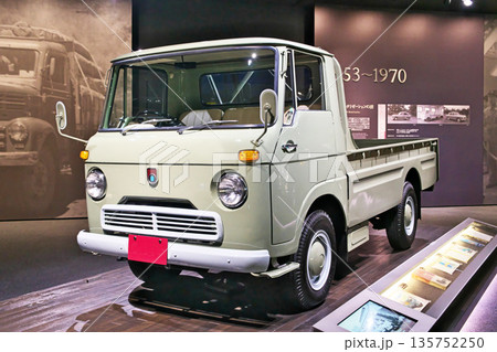 いすゞ自動車展示施設で公開されているエルフTLD 20型 135752250