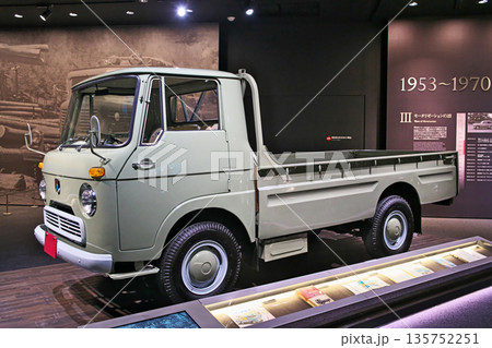 いすゞ自動車展示施設で公開されているエルフTLD 20型 135752251