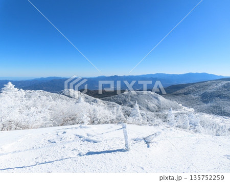 厳冬期の八ヶ岳(北横岳に向かう登山道から見える景色) 厳冬期の八ヶ岳(北横岳に向かう登山道から見える景色) 135752259