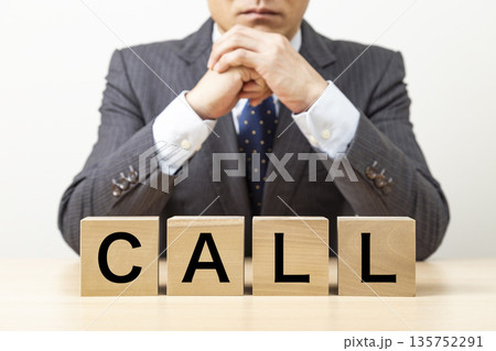 「CALL」と書かれたブロックとビジネスマン 135752291