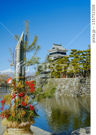 門松と国宝松本城 門松と国宝松本城 135752308