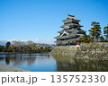 松本城と赤い橋 135752330