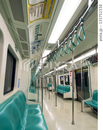 台湾・高雄捷運の車内 / Kaohsiung Metro, Taiwan 135752338