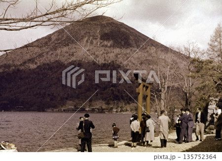 古写真　1962年　日光　中禅寺湖、男体山と日光二荒山神社の鳥居 135752364