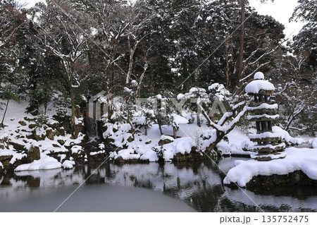 兼六園に降った雪が積もった灯籠 135752475