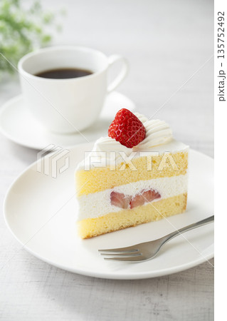 イチゴのショートケーキとコーヒー イチゴのショートケーキとコーヒー 135752492