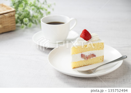 イチゴのショートケーキとコーヒー 135752494