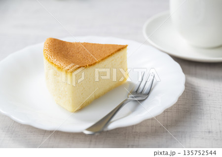 チーズケーキとコーヒー 135752544