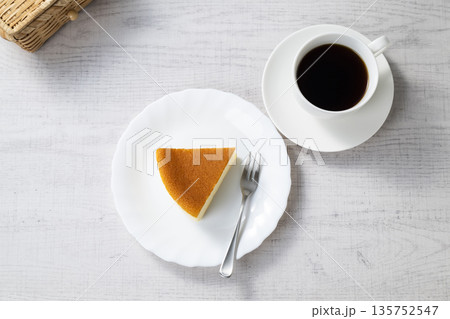 チーズケーキとコーヒー 135752547