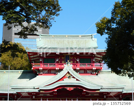 青空に映える本殿|富岡八幡宮 青空に映える本殿|富岡八幡宮 135752569