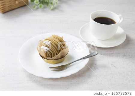 モンブランケーキとコーヒー 135752578