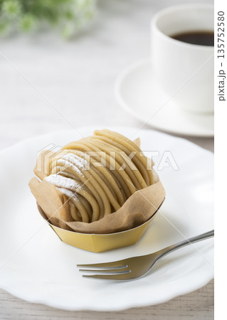 モンブランケーキとコーヒー モンブランケーキとコーヒー 135752580