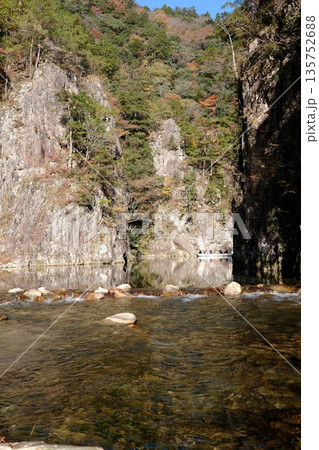 三段峡黒淵の絶壁秋の景色 三段峡黒淵の絶壁秋の景色 135752688
