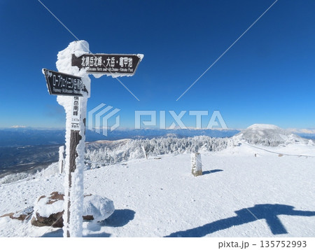 厳冬期の八ヶ岳(北横岳山頂にある看板と蓼科山) 135752993
