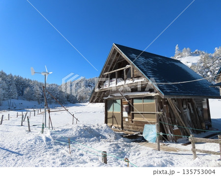 厳冬期の八ヶ岳(冬季休業中の縞枯山荘) 135753004