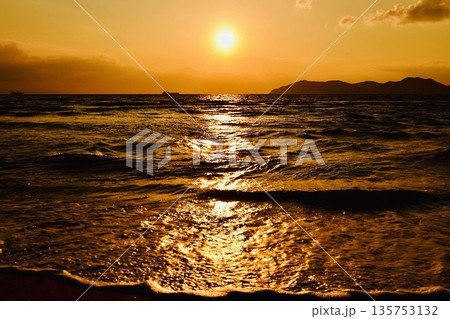 冬の夕暮れの虹ヶ浜の波打ち際 冬の夕暮れの虹ヶ浜の波打ち際 135753132