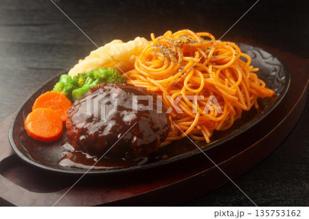 ハンバーグとスパゲッティ ハンバーグとスパゲッティ 135753162