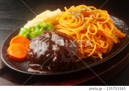 ハンバーグとスパゲッティ ハンバーグとスパゲッティ 135753165