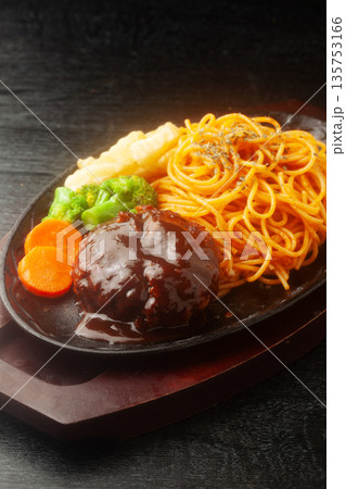 ハンバーグとスパゲッティ ハンバーグとスパゲッティ 135753166