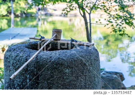 拾翠亭　一階の縁先手水鉢（つくばい）（京都御苑内の公家九条家遺構の茶室）茶会や歌会に利用 135753487