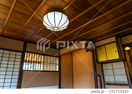 拾翠亭 二階座敷の床柱と落掛、天袋(京都御苑内の公家九条家遺構の茶室)茶会や歌会に利用 拾翠亭 二階座敷の床柱と落掛、天袋(京都御苑内の公家九条家遺構の茶室)茶会や歌会に利用 135753497