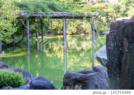 拾翠亭　一階広間からの眺め（京都御苑内の公家九条家遺構の茶室）茶会や歌会に利用 135753499