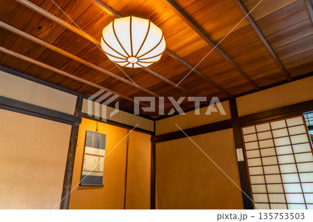 拾翠亭 一階広間の明かり(京都御苑内の公家九条家遺構の茶室)茶会や歌会に利用 拾翠亭 一階広間の明かり(京都御苑内の公家九条家遺構の茶室)茶会や歌会に利用 135753503