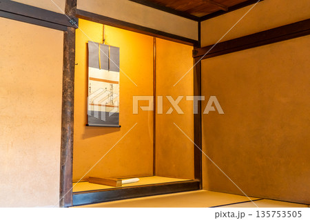 拾翠亭 一階広間の床の間(京都御苑内の公家九条家遺構の茶室)茶会や歌会に利用 拾翠亭 一階広間の床の間(京都御苑内の公家九条家遺構の茶室)茶会や歌会に利用 135753505