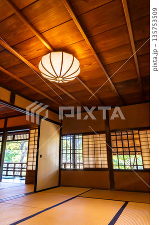 拾翠亭 一階控えの間の明かり(京都御苑内の公家九条家遺構の茶室)茶会や歌会に利用 拾翠亭 一階控えの間の明かり(京都御苑内の公家九条家遺構の茶室)茶会や歌会に利用 135753509