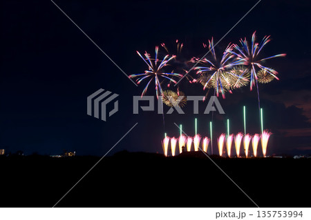 夜空に広がるワイドな打ち上げ花火のライン（夏のイベント） 135753994