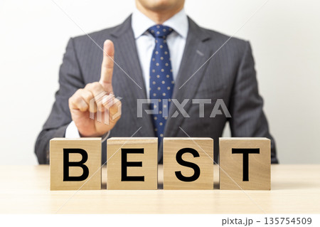 「BEST」と書かれたブロックとビジネスマン 「BEST」と書かれたブロックとビジネスマン 135754509