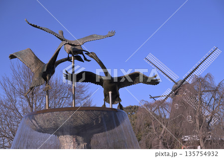 船橋アンデルセン公園の噴水と風車 135754932
