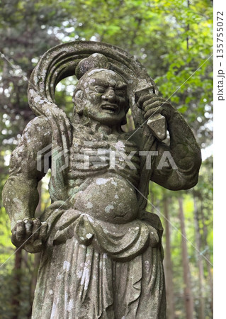 両子寺仁王像と新緑 135755072
